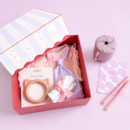 The Petite Swan Premium Box — ახალშობილის ნაკრები Mushie-ს აქსესუარებით